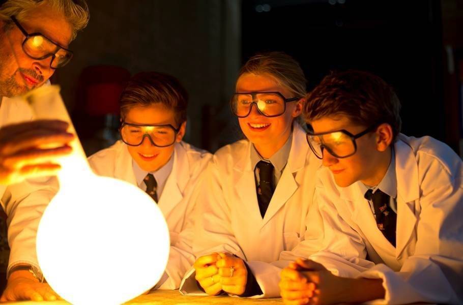 Stowe-Scientists-with-glowing-bulb
